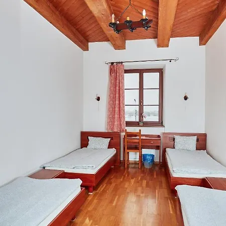 Hostel Quadrans And Caffee Na Dworcu Kolejowym Modlin 7 Min Jazdy Lotniskowym Autobusem Wahadlowym