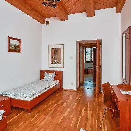 Quadrans And Caffee Na Dworcu Kolejowym Modlin 7 Min Jazdy Lotniskowym Autobusem Wahadlowym