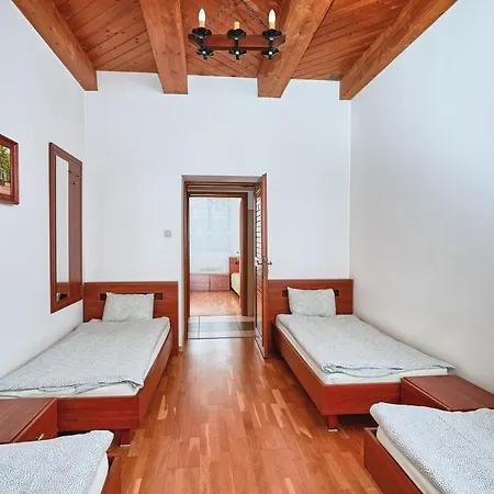 Hostel Quadrans And Caffee Na Dworcu Kolejowym Modlin 7 Min Jazdy Lotniskowym Autobusem Wahadlowym *