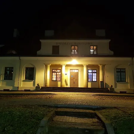 Hostel Quadrans And Caffee Na Dworcu Kolejowym Modlin 7 Min Jazdy Lotniskowym Autobusem Wahadlowym Nowy Dwor Mazowiecki