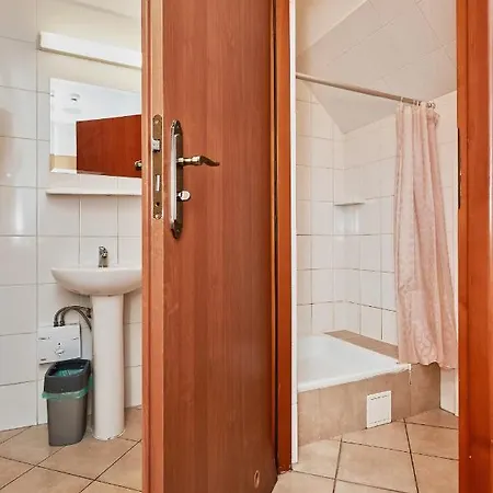 Quadrans And Caffee Na Dworcu Kolejowym Modlin 7 Min Jazdy Lotniskowym Autobusem Wahadlowym Hostel *