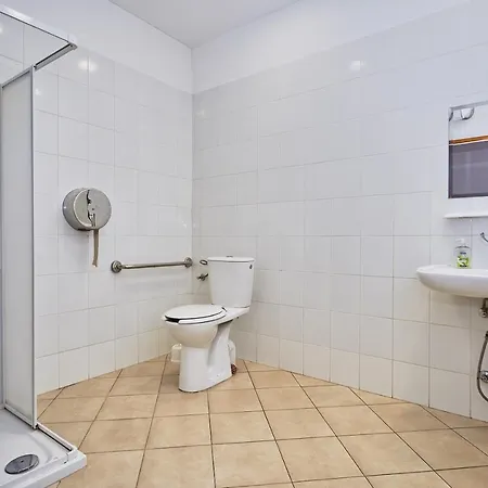 Hostel Quadrans And Caffee Na Dworcu Kolejowym Modlin 7 Min Jazdy Lotniskowym Autobusem Wahadlowym