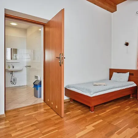 Quadrans And Caffee Na Dworcu Kolejowym Modlin 7 Min Jazdy Lotniskowym Autobusem Wahadlowym Hostel Nowy Dwór Mazowiecki