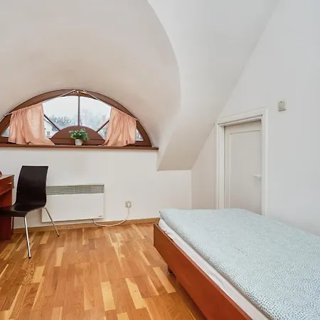 Quadrans And Caffee Na Dworcu Kolejowym Modlin 7 Min Jazdy Lotniskowym Autobusem Wahadlowym Hostel *