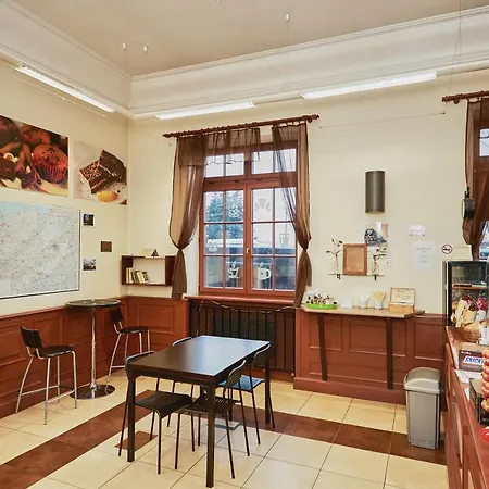 Quadrans And Caffee Na Dworcu Kolejowym Modlin 7 Min Jazdy Lotniskowym Autobusem Wahadlowym Hostel